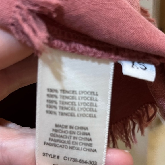 Cloth & Stone Tencel Red Chambray Peplum Button Down Top Frayed Hem Sz XS - Picture 10 of 10